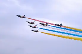 中国空军八一飞行表演队在泰国进行首场飞行表演图片
