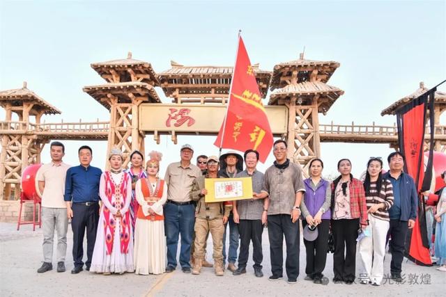 新疆“东天山来的骆驼队”参加盛大的入关欢迎仪式