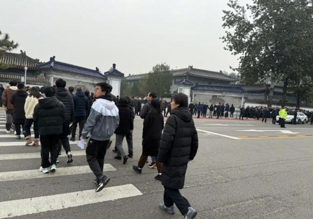 杨振宁葬礼直击！市民排长队送行，翁帆神情哀伤，挚友曝病危细节