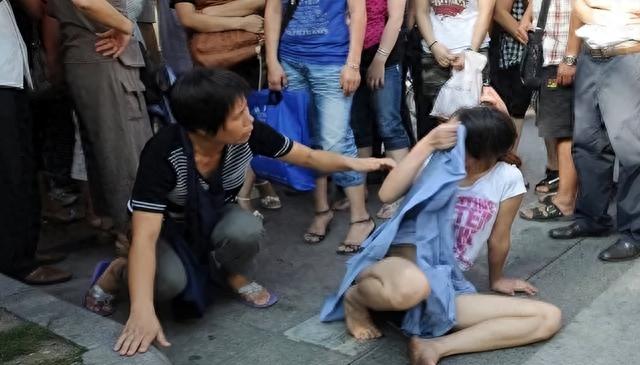 女子扒光小三衣服并往下体塞辣椒粉，随后将其游街半小时！