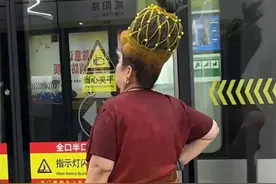 笑不活了，天津地铁惊现菠萝头大姨，网友：这是吉吉国王他太奶图片