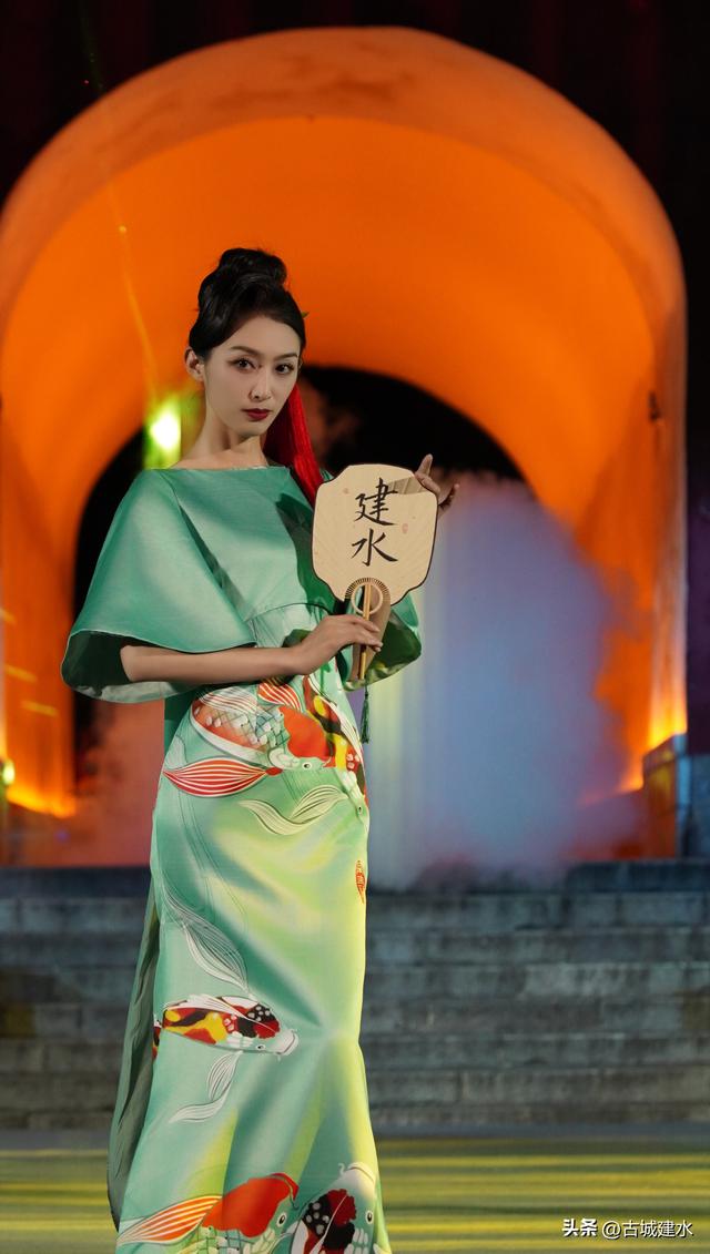 建水县举办“家国情·古城韵”——千年建水T台秀