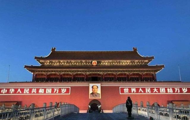 为何天安门不悬挂毛主席的照片，反倒要挂主席的画像？