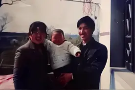 87年，14天女婴被扔，读博士后亲生父母现身：给你50万跟我们回家图片