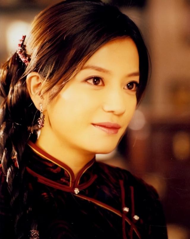 三重身份全崩盘，赵薇看似走投无路	，没想到她还有另一条后路