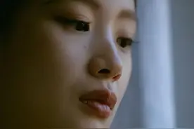 穿最丑的衣服，长最深的法令纹，她才是最天真性感的“疯批美人”图片