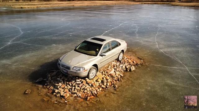 湖面上咋停了辆车，还成热门景点了？几百人来打卡，这得有多闲