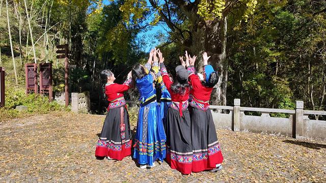 户外爱好者徒步穿越龙窖山探寻瑶乡遗韵