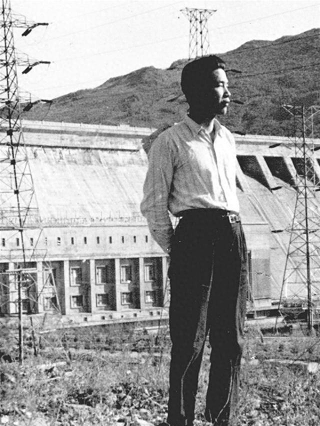 1965年，李鹏总理和儿子李小鹏、李小勇的合影，他37岁，气质不凡