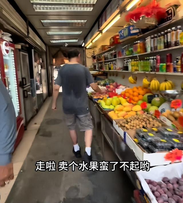 大陆女子游香港，买桃说了5句普通话被老板骂，玩两天被歧视两天