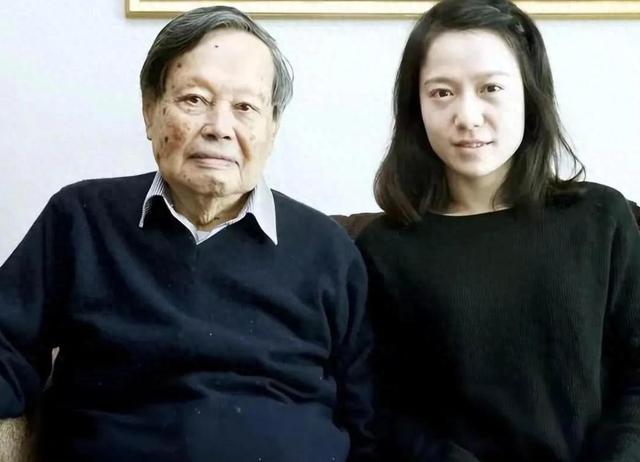 103岁杨振宁身体出奇硬朗，妻子翁帆无意说漏嘴：他提出3大要求
