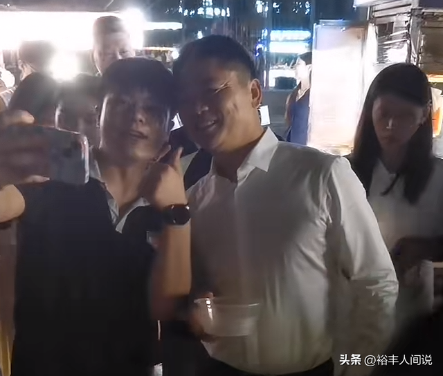 刘强东回宿迁彻底放飞自我！主动揽肩，做鬼脸，用塑料碗大口喝酒