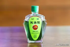 晚上睡觉前，在脚底滴一滴风油精，赶紧回家试试，既省钱又实用图片