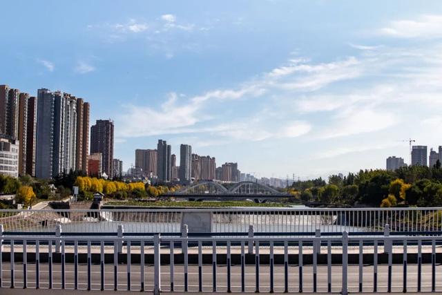 小城秋色：三门峡涧河边的诗意交响