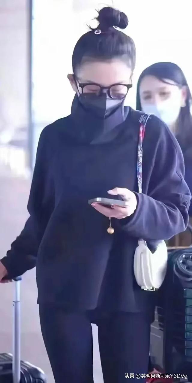 宋祖儿瑜伽裤机场直拍，这也太辣眼了吧，公共场合这样穿合适么？