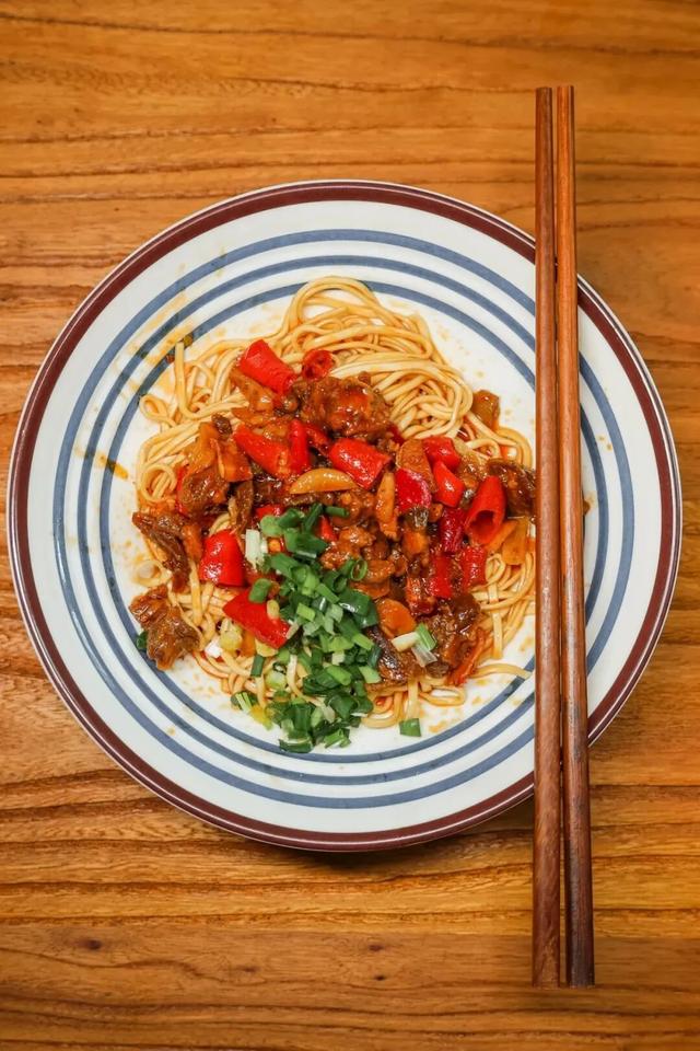 宜宾冠英古街秋假遛娃指南：非遗扎染、燃面研学、江边喂鱼，一站式玩透！