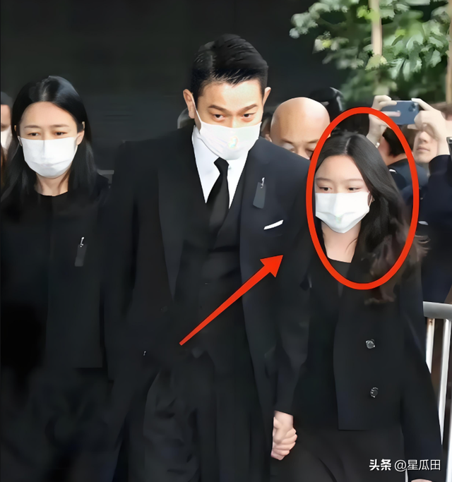 母亲46岁生下她，父亲刘德华用亿万富养，如今13岁她成了这个模样