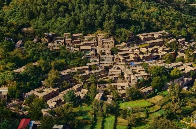 抛弃网红景点，反搞“村漂”，这届年轻人旅游，正炒火下一个行业