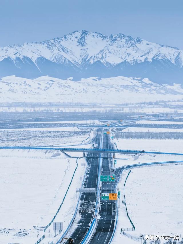 沿着高速,邂逅天山南北的绝色风光