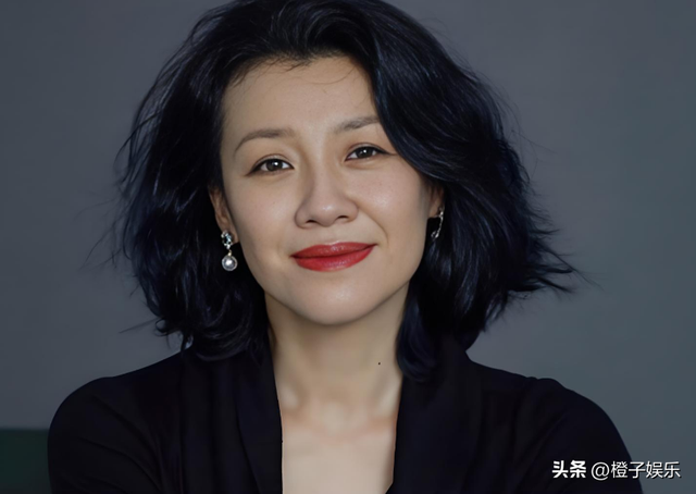 与四婚名导同居三年流产两次不结婚，转身下嫁穷小子，如今咋样？