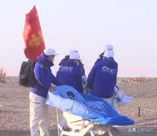 神舟二十号乘组返回！三名宇航员被抬出返回舱，难道是生病了？