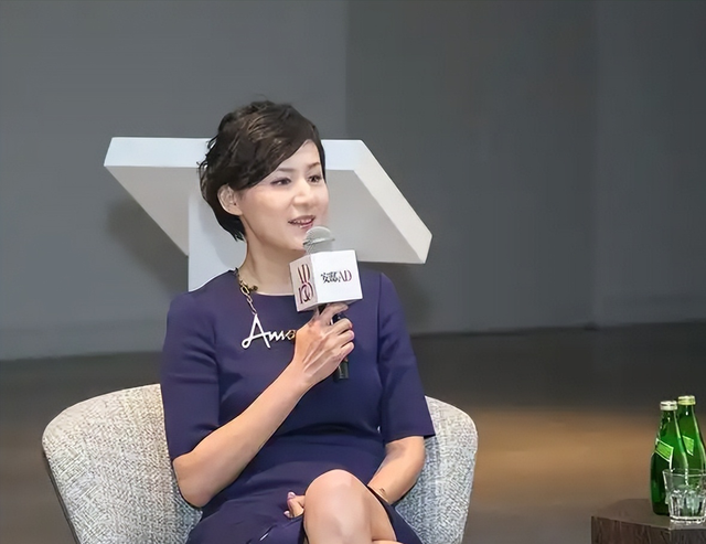 她是金牌美女主持，嫁上海首富生3个孩子，54岁看着像34岁好年轻