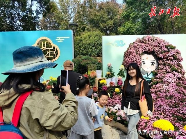 双休日武汉菊展人气爆棚，外地游客坐高铁来赏菊