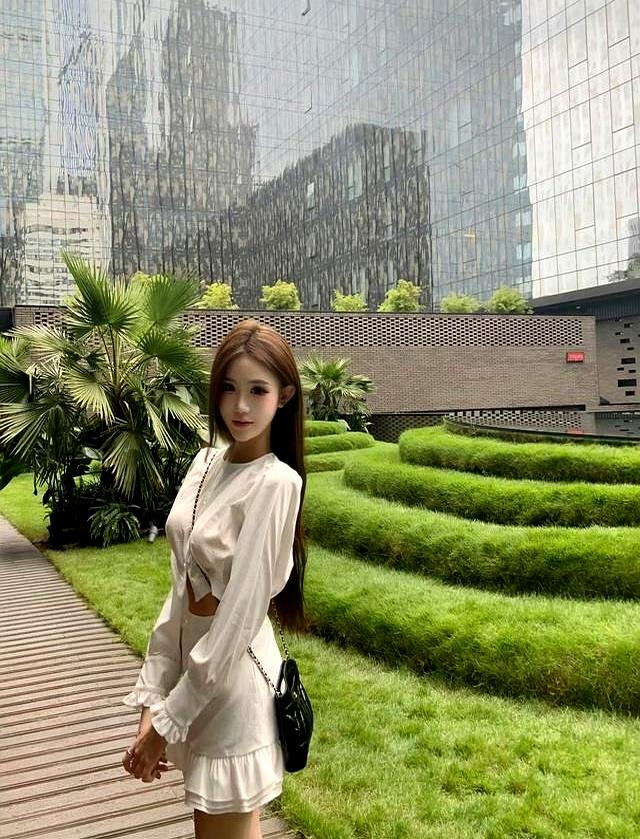 奶白套装：在都市绿洲里的清甜少女感