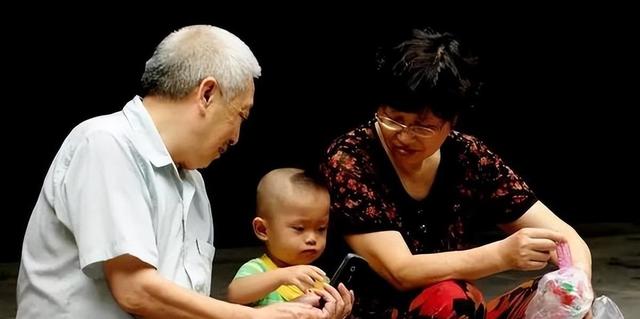 一个扎心的现实：在子女家带娃的父母，既辛苦，又心苦