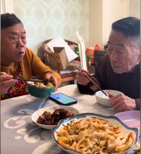 杨少华刚头七！杨伦后脚住院，恶心一幕出现，杨议探望嘴欠遭声讨