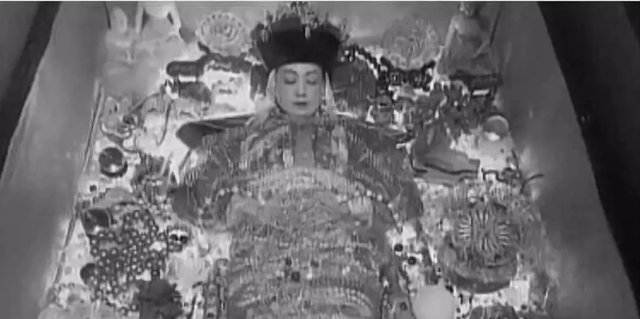 1928年，慈禧尸体被孙殿英的士兵侮辱后，尸体上为何长满白毛？