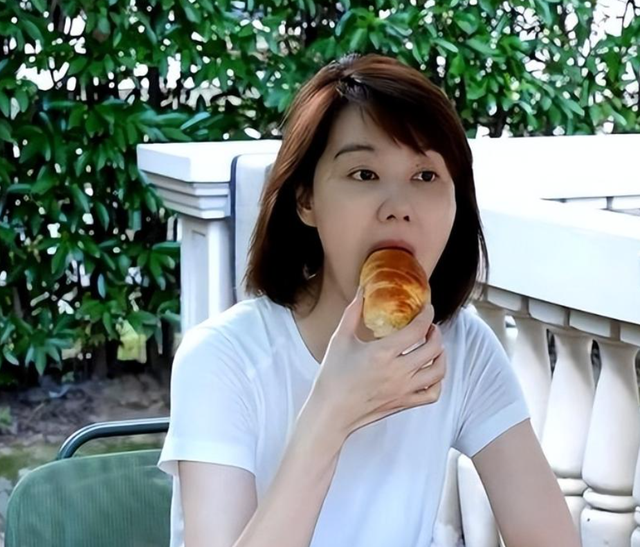 讨好大佬，陪睡上位，遭央视“开除”	，她身上的标签哪个才是真的