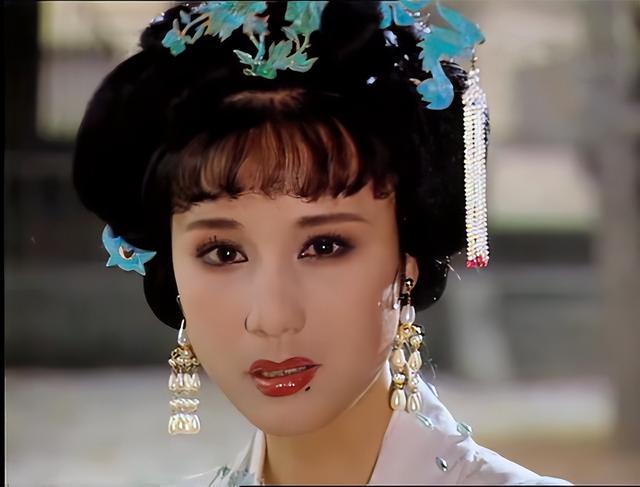 她长得太美被导演据为己有，同居27年无名无分，年仅63岁不治身亡