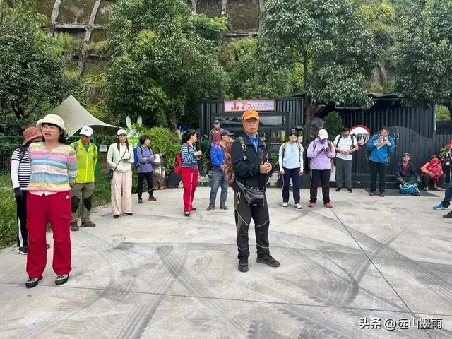 周末徒步，爬西山、走千步岩、过东风坝，我们在山水间快乐行走