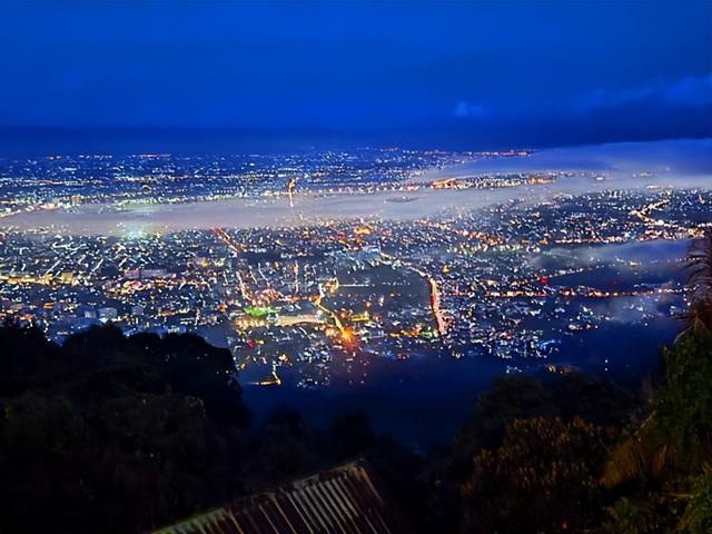 泰国旅游：日逛艺术村 夜游素贴寺（图）