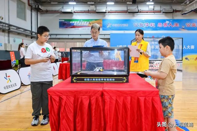 铲翻、撞飞、KO！格斗机器人大赛“弹眼落睛”
