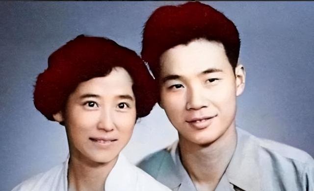 李鹏总理儿媳罕见留影	，五官端正长相大气，爷爷功勋卓著比肩元帅