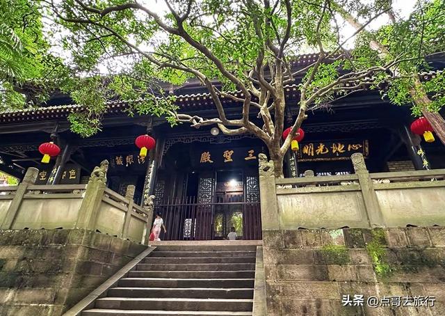 成都周边可乘凉的寺庙，占据绝对优势，25度左右的夏天，不要门票