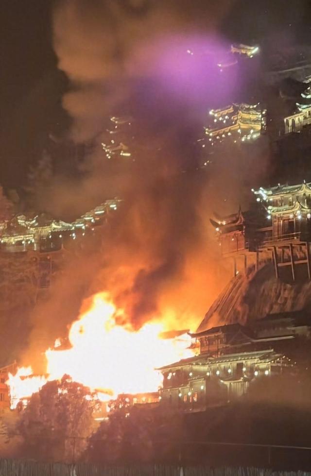 望仙谷木屋半夜着火，网络热议位置标注成东京，真相藏哪些细节？