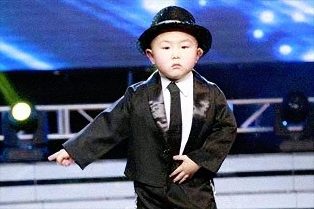 3岁上央视，5岁登春晚	，7岁就年薪百万，没想到现在却成了这样子