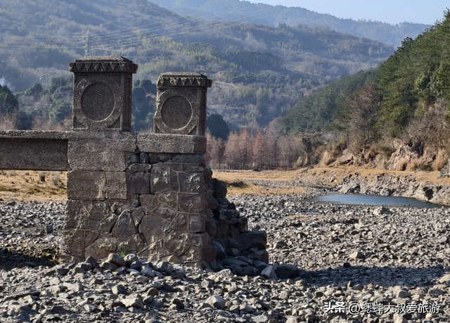 被誉“浙江小伊犁”的人工湖亮了，超级治愈，免费且能拍电影大片