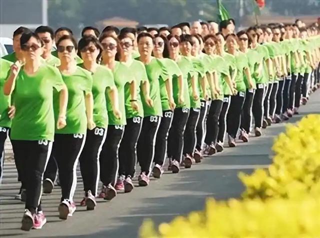 祸害！暴走团逼停救护车，团主强硬回怼，网友：停他们退休金！