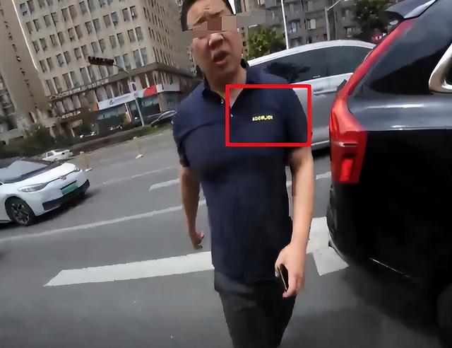 闹大了！别车工装男已被拘，真实身份被扒，警方回应，网友立大功