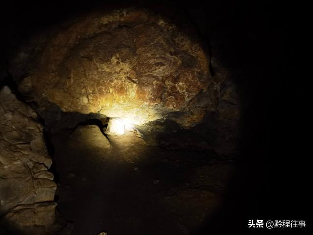 一个洞内烟云氤氲的躲匪洞，一个白练如幕的暗河瀑布