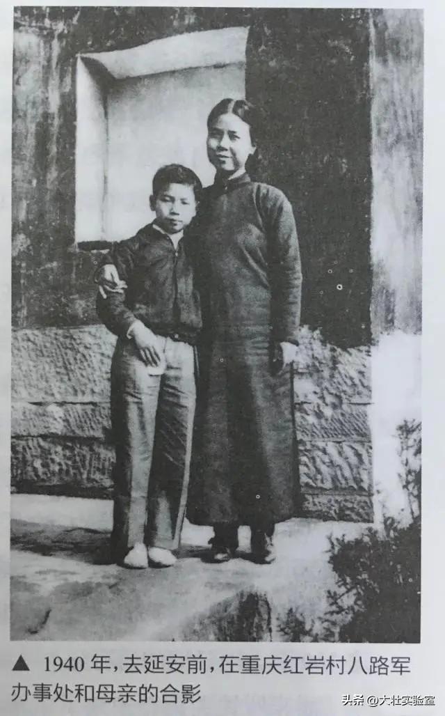 李鹏总理儿媳罕见留影，五官端正长相大气，爷爷功勋卓著比肩元帅