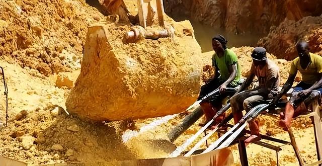 非洲的“黄金部落”：酋长有80个老婆，就连女性的内衣都是镶金的