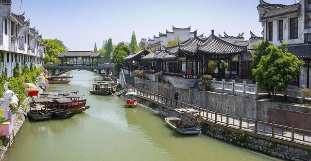 浙江一假古镇走红，耗资50亿修建却不要门票，游客：根本不想走