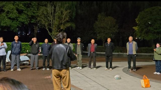 心中的轮月，地上的歌！
