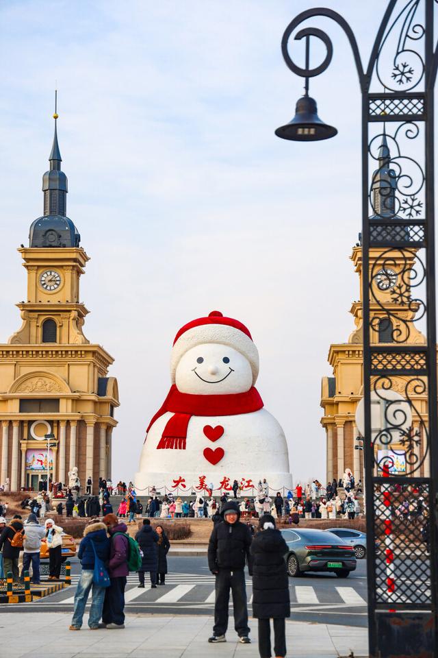 顶流归来！哈尔滨群力音乐公园大雪人引客打卡