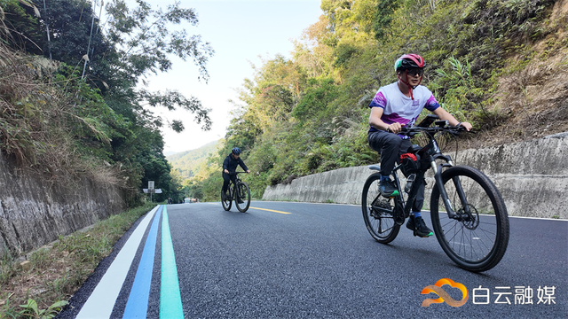 首届帽峰山爬坡挑战赛举行，300人骑行白云山水间